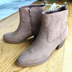 Old Navy NWT Size 8 Mocha Latte Suede Ankle Boots - Brown Faux Suede  - Western